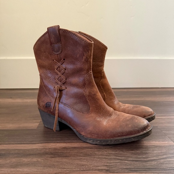 Born Women’s Brown Distressed Leather Western Style Low Boot Size 7.5 - Picture 2 of 13